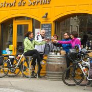 © Repas de voyageurs à vélo au bistrot Serine à Ampuis - <em>Christian Martelet / Auvergne-Rhône-Alpes Tourisme</em>