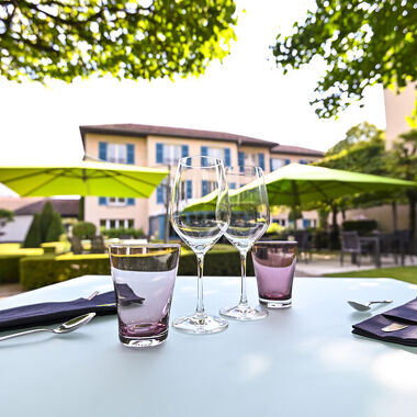 © Les jardins du restaurant bistronomique PH3 de la Pyramide - Vienne (38 Isère) - <em>Relais et Châteaux la Pyramide Patrick Henriroux</em>