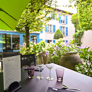 © Les jardins du restaurant bistronomique PH3 de la Pyramide - Vienne (38 Isère) - <em>Relais et Châteaux la Pyramide Patrick Henriroux</em>