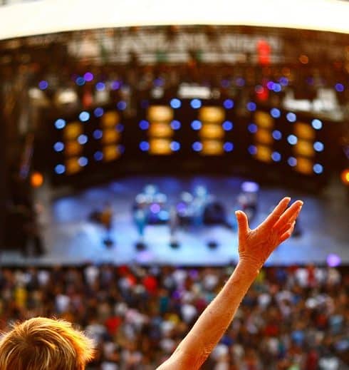 Festival Jazz à Vienne personne levant les bras de façon festive