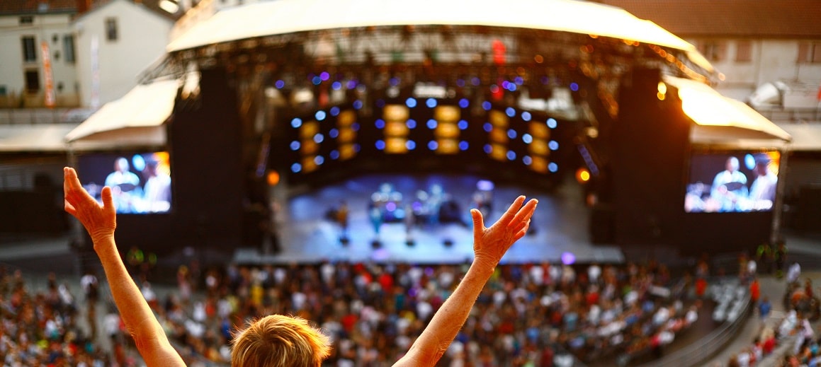 Festival Jazz à Vienne personne levant les bras de façon festive