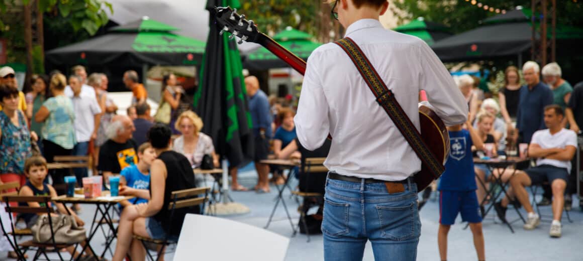 Jeune homme de dos jouant de la basse au jardin de Cybèle