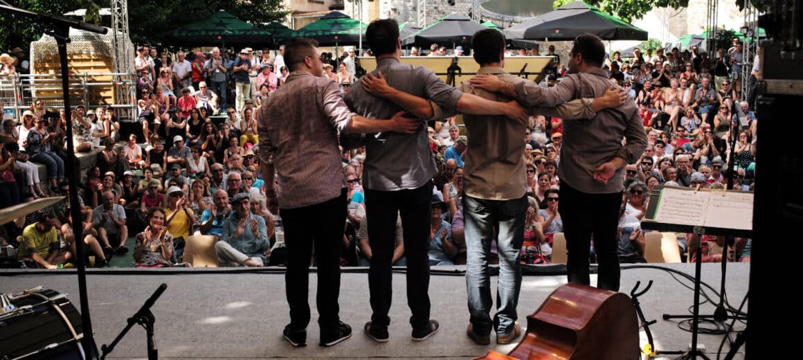 Groupe de musiciens saluant la foule au Jardin de Cybèle