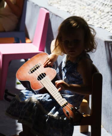 Fillette tenant une guitare