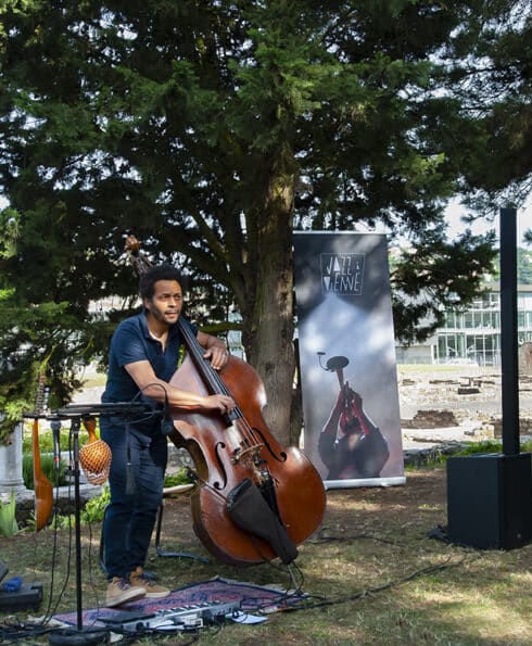 Violoncelliste dans le site archéologique de Saint-Romain-en-Gal