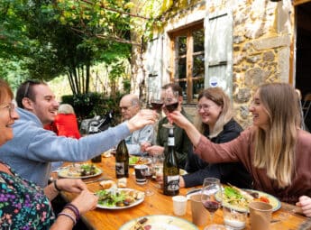 Groupe d'amis trinquant autour d'un brunch