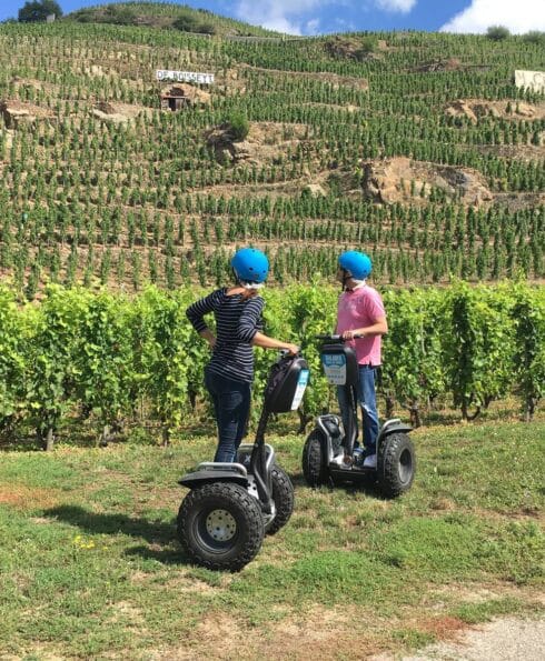 Deux personnes en gyropode contemplant le vignoble