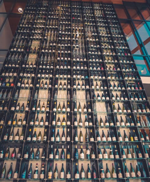 Mur à vins composés de centaines de bouteilles