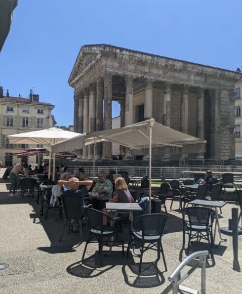 Terrasses en plein soleil devant le Temple d'Auguste et Livie