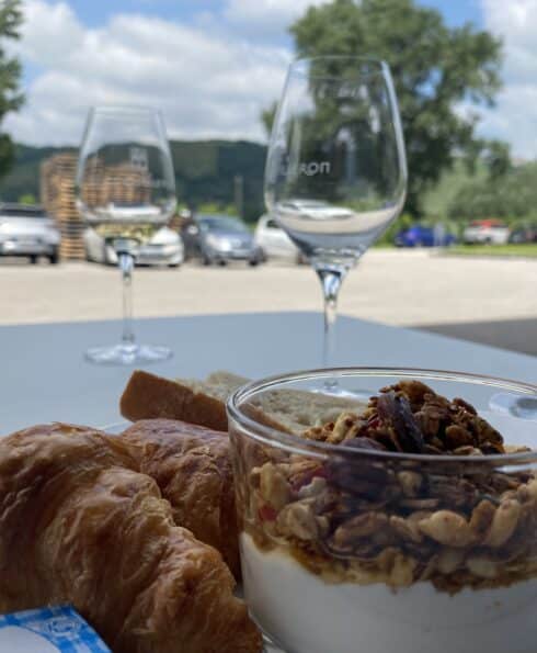 Assiette sucrée avec viennoiseries, fromage blanc et granola