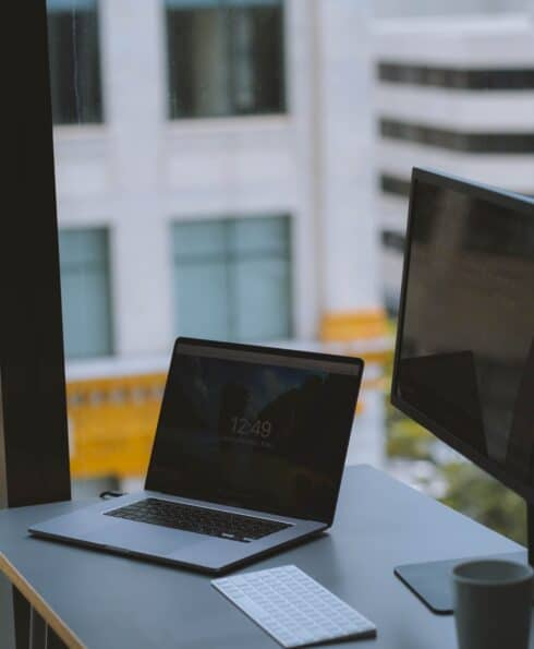 Bureau avec un pc portable et un écran d'ordinateur