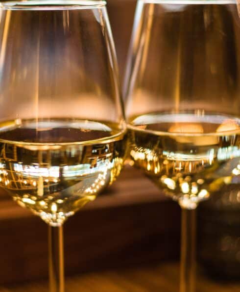 Deux verres de vin blanc