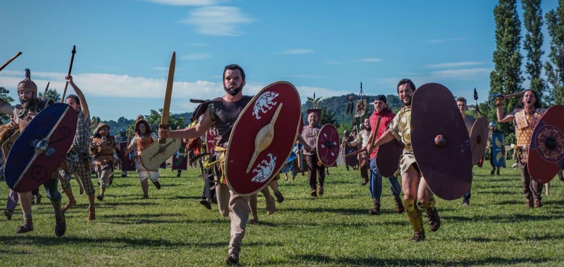 Gladiateurs avec un glaive à la main et un bouclier, courant en direction de l'ennemi