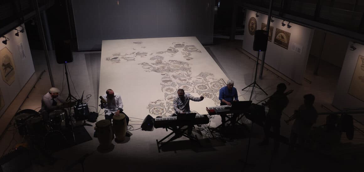 Musiciens de jazz dans l'ombre dans un musée, près d'une mosaïque sur le sol