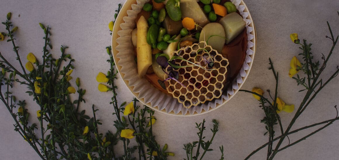 Assiette printanière avec des légumes, très colorée, et des fleurs jaunes