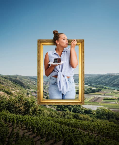 Personne mangeant du gâteau dans un cadre, dans les vignes