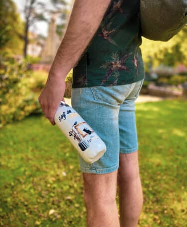 Jeune homme tenant une gourde de la gamme Epicurieux de tout