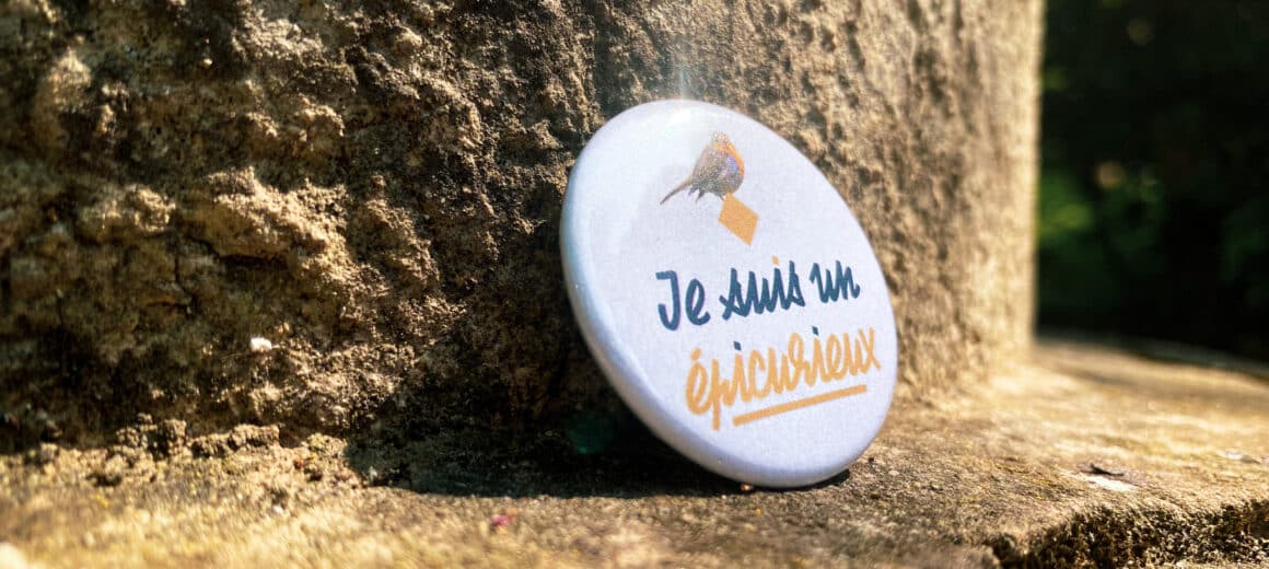 Photo d'un badge de la gamme Epicurieux de tout