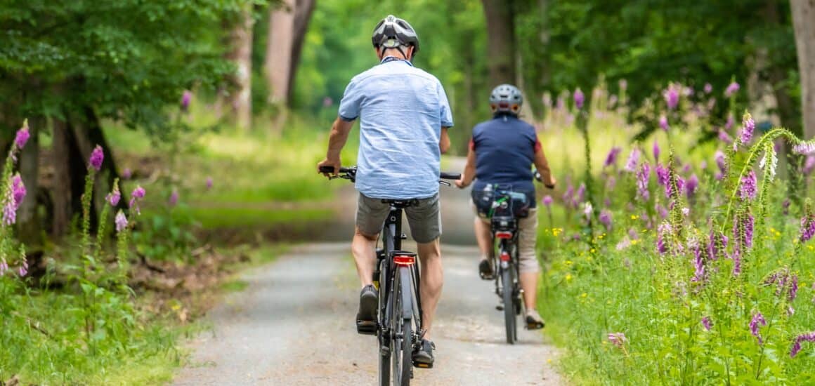 Deux personnes de dos à vélo en pleine nature