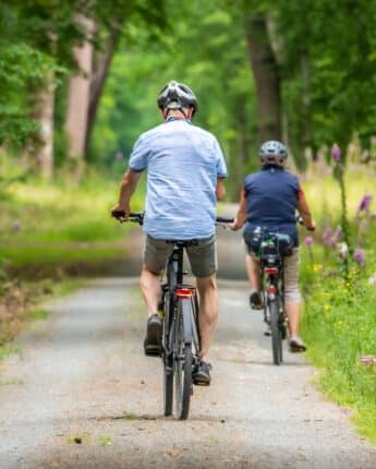 Deux personnes de dos à vélo en pleine nature