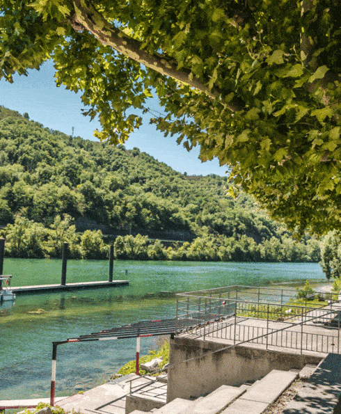 Halte fluviale d'Ampuis avec un petit bateau amarré