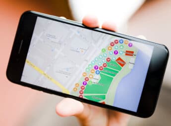 Gros plan sur un téléphone portable avec une carte affichée