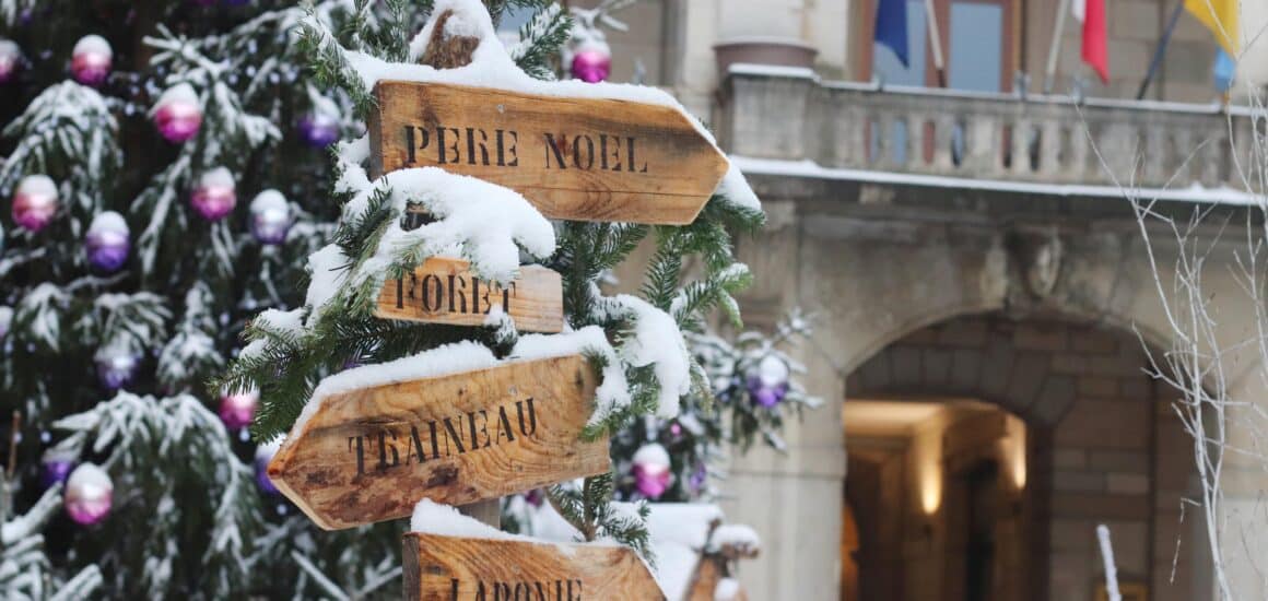 Sapin de Noël et panneau directionnel thème de Noël