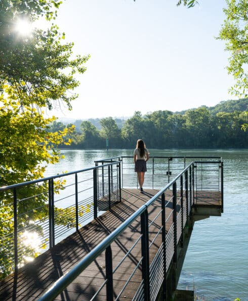 Jeune femme surplombant le Rhône