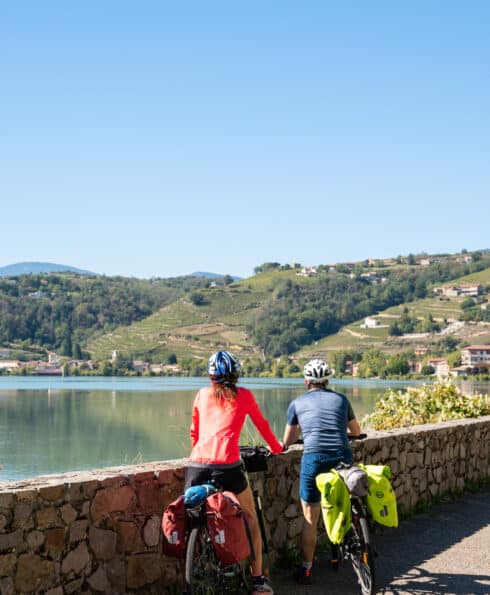 Couple à vélo le long du Rhône