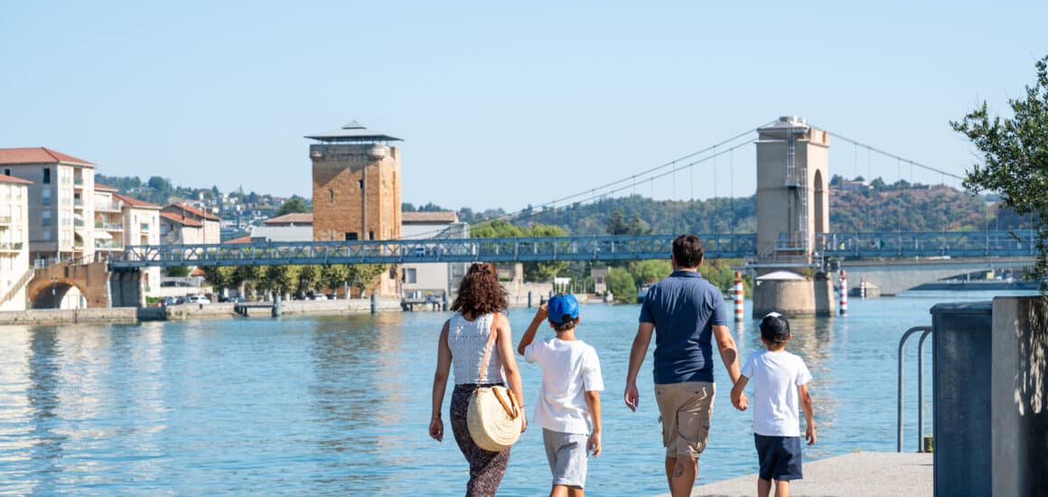 Famille de quatre se baladant le long du Rhône avec vue sur Sainte-Colombe