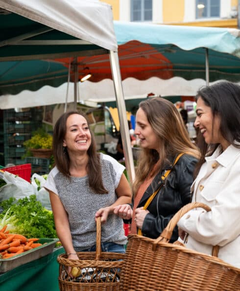 Trois jeunes femmes avec un panier garni de provisions