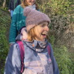 Femme avec un bonnet en train de rire