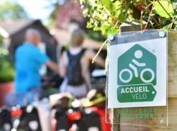 Panneau accueil vélo devant un logement labellisé