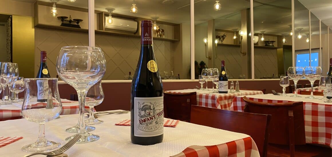 Table de restaurant thème bouchon lyonnais