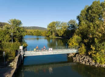 Cyclistes sur la ViaRhôna empruntant une passerelle au-dessus du Rhône