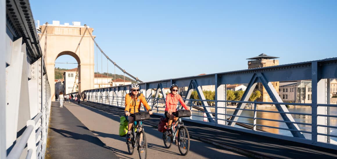 Cyclistes sur la passerelle reliant Vienne à Sainte-Colombe et la ViaRhôna