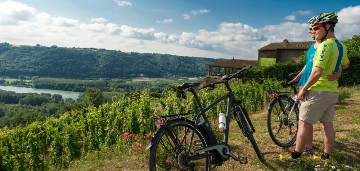 Couple à vélo qui contemple la vue sur le Rhône