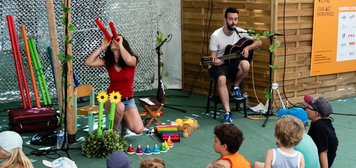 Musiciens amusant des enfants