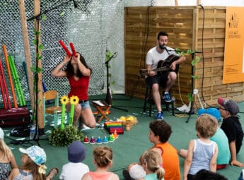 Musiciens amusant des enfants