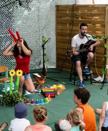 Musiciens amusant des enfants