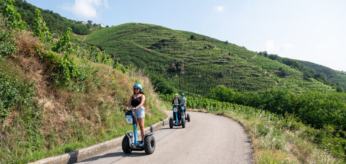 Groupe de personnes sur des gyropodes grimpant des le vignoble de Côte-Rôtie