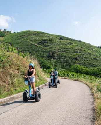 Groupe de personnes sur des gyropodes grimpant des le vignoble de Côte-Rôtie