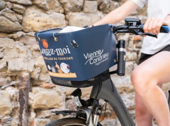 Jeune femme faisant du vélo