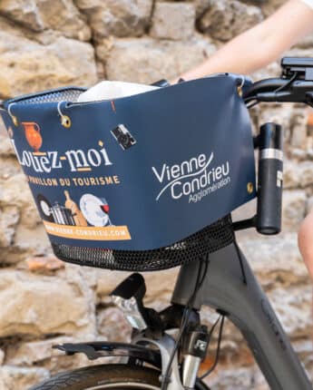 Jeune femme faisant du vélo