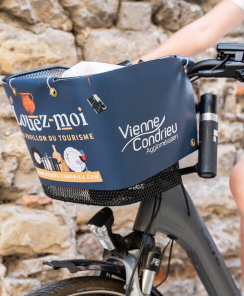 Jeune femme faisant du vélo