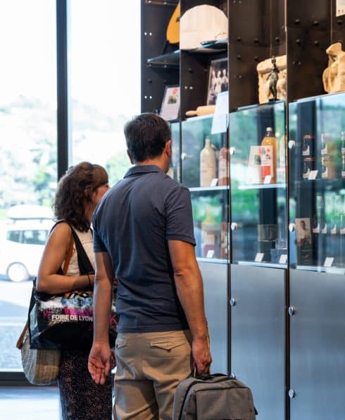 Couple devant la vitrine de la boutique du Pavillon du tourisme - InstapadesStudio