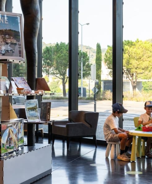 enfants qui jouent dans la boutique du Pavillon du Tourisme