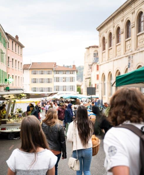 marché de Vienne, ruelle et groupe de personnes qui avancent de dos.