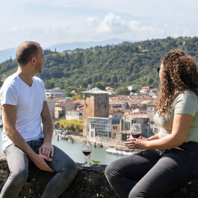 couple face au rhône avec un verre de vin - printemps