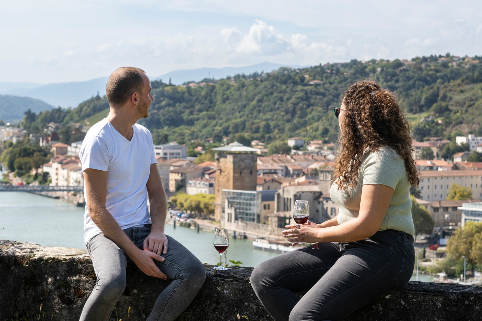 couple face au rhône avec un verre de vin - printemps